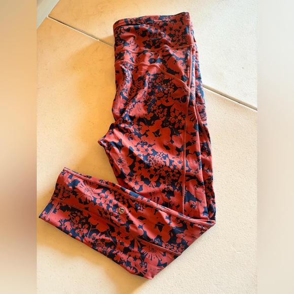 lululemon athletica Pants - Lululemon final lap crop leggings size 10